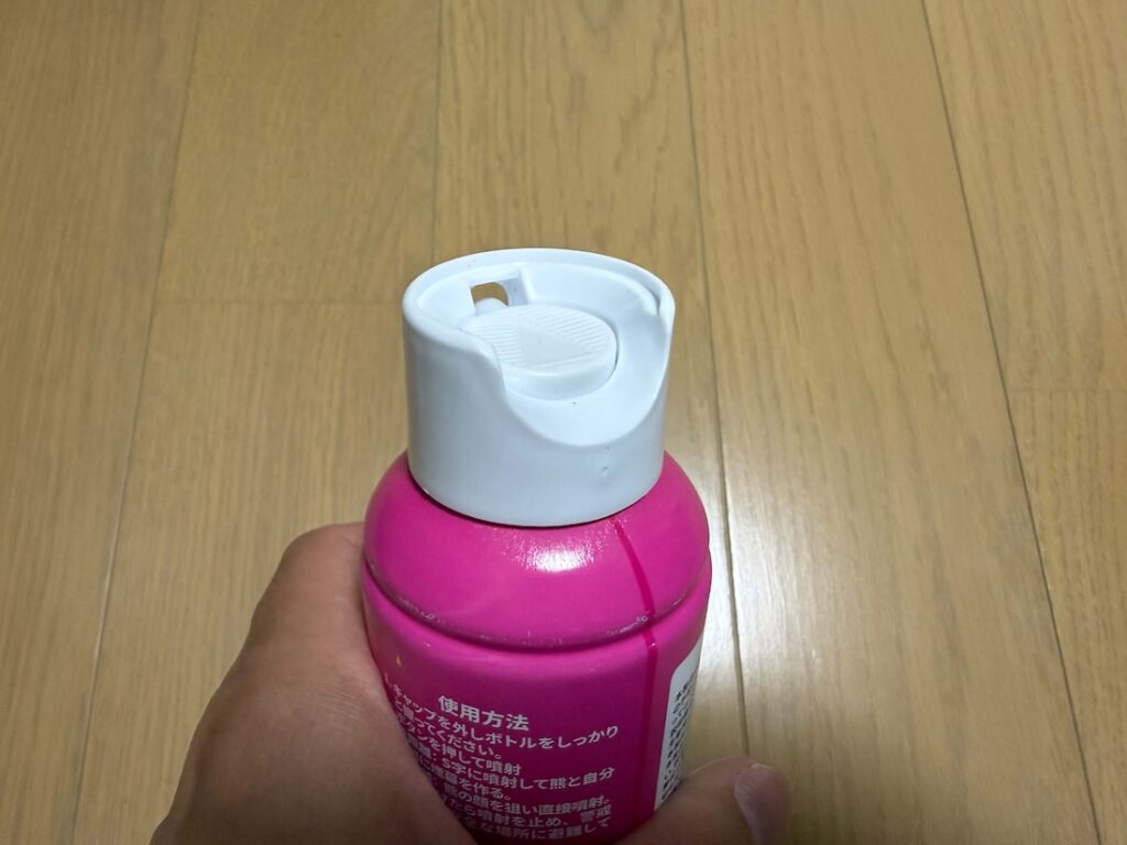 熊一目散キャップを外した状態。凹型ボタンが露出